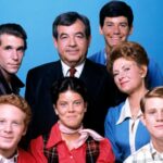 HAPPY DAYS (CAST) POSTER 24 X 36 INCH AWESOME! The FONZ, FONZIE
